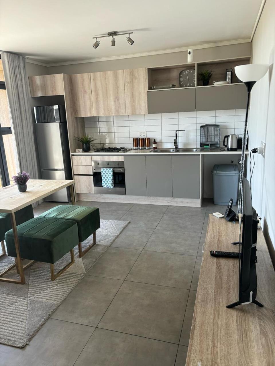 Stylish Near Canal Walk Mall In Century City *
