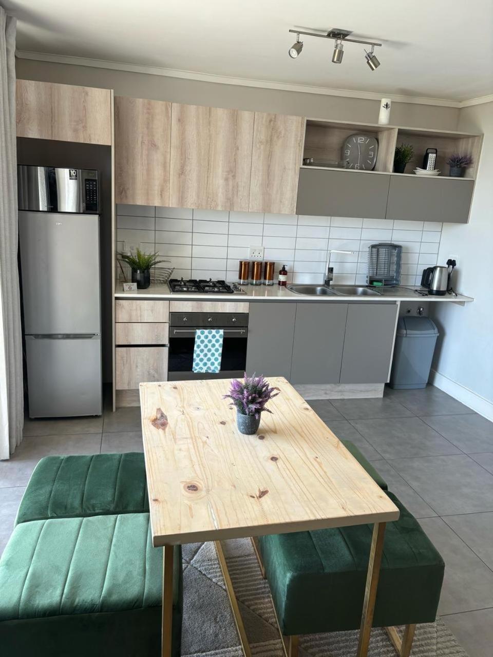 Apartment Stylish Near Canal Walk Mall In Century City *