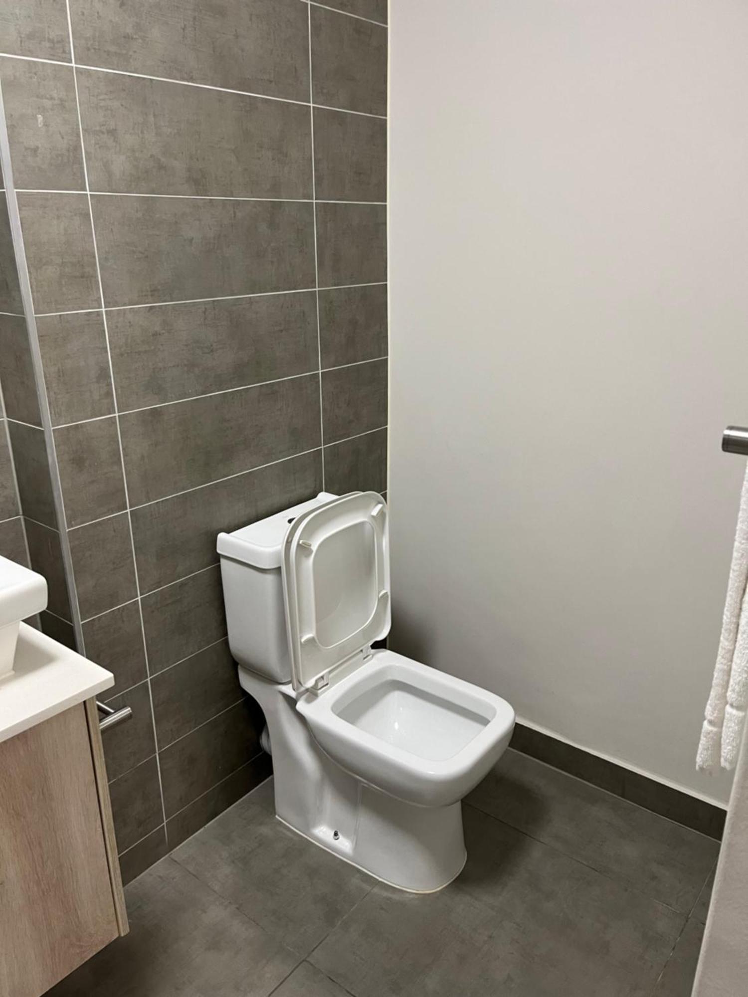 Stylish Near Canal Walk Mall In Century City *