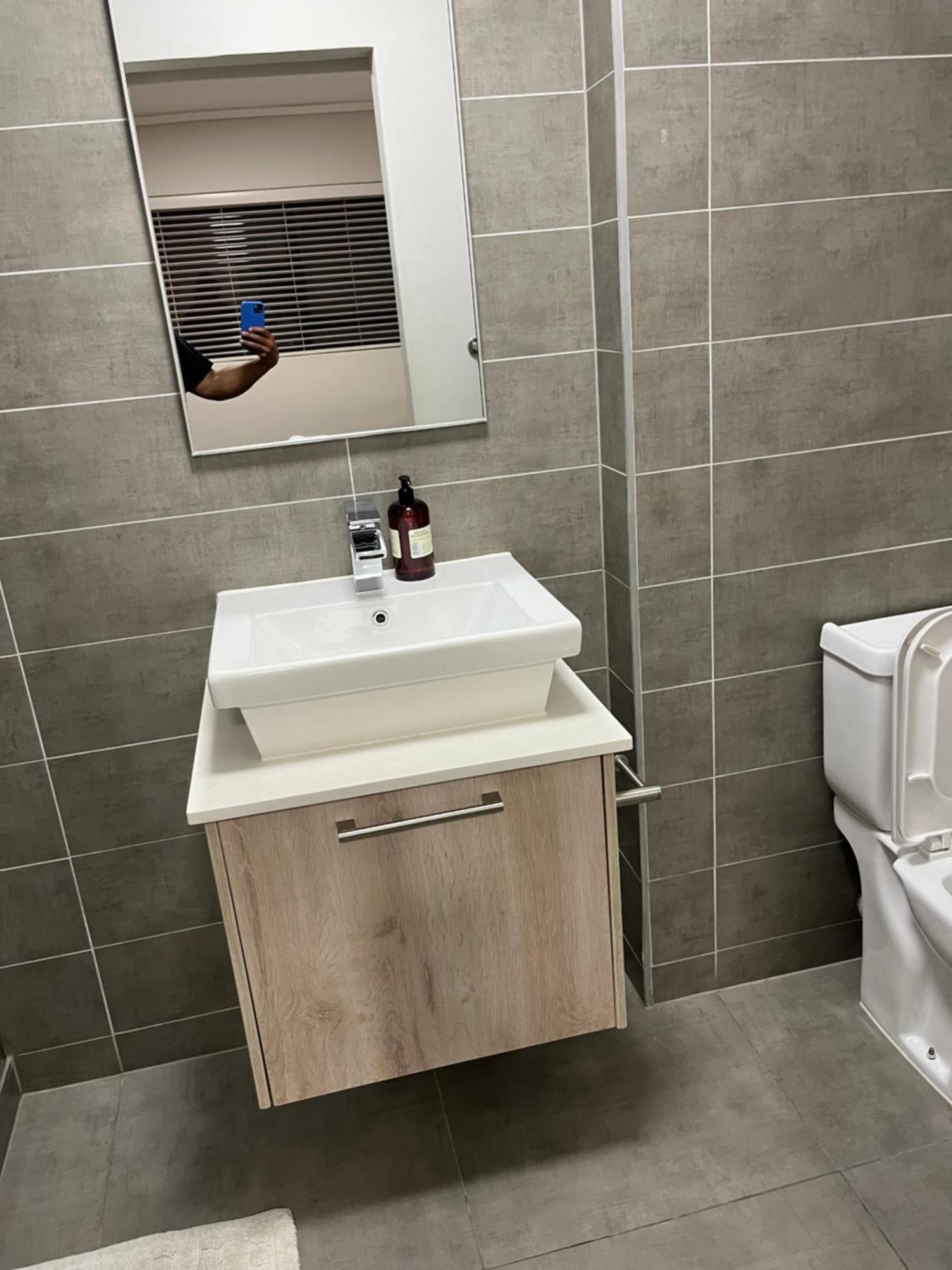 Stylish Near Canal Walk Mall In Century City Apartment *